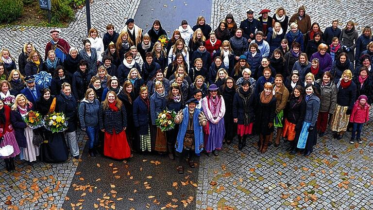 Erinnerungsbild zum 25-Jährigen: Beim Kitzinger Weinherbst feierte Walter Vierrether sein 25-jähriges Dienstjubiläum, zu dem rund 150 amtierende und ehemalige Weinprinzessinnen und Symbolfiguren gekommen waren. Für die hieß es &ndash; geschützt durch Regenschirme, aber frierend: durchhalten, bis alle Glückwünsche vorüber waren.