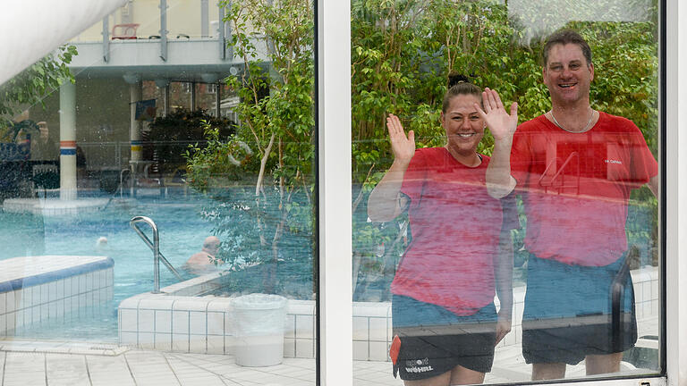 Zum Abschied winken schon mal Schwimmmeister Andreas Oehrlein und Nadine Pörtner.