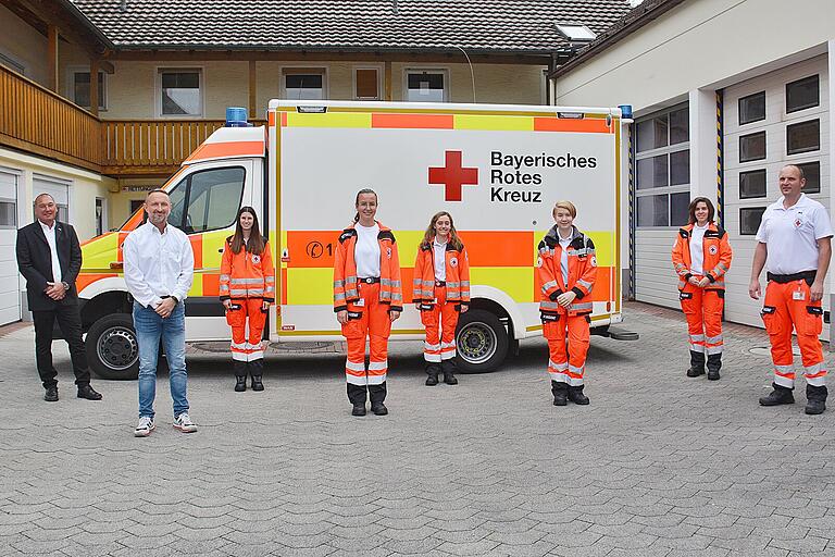 Im BFD und FSJ gibt es ebenfalls Neue beim BRK-Kreisverband Rhön-Grabfeld. Ihnen gratulierten (von links) Heiko Stäblein sowie Richard Rockenzahn (stellvertretender  Leiter Rettungsdienst). Die Neuen: Johanna Hanika (BFD), Kaya-Lina Steinbrecher, Jana Sitzmann, Leah Schneider und Alisa Christ (alle FSJ). Rechts im Bild Mario Hahn, stellvertretender Wachleiter der Rettungswache Bad Neustadt. Es fehlen Yannik Brunner (BFD), Maurice Griebel (BFD) und Tim Haid (FSJ).