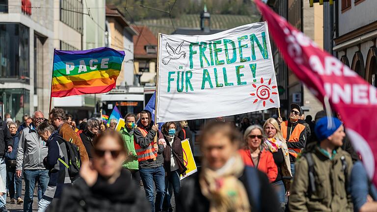 Rund 200 Personen demonstrierten am Samstag auf dem Würzburger Ostermarsch für Frieden und gegen die Nato.