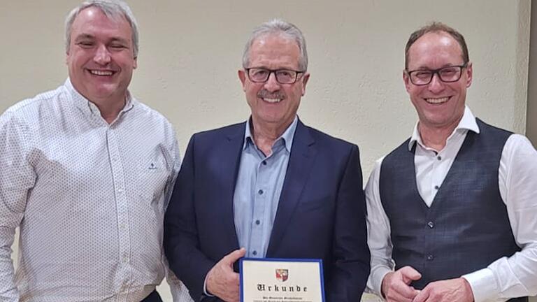 Bürgermeister Gerd Jäger (rechts) und sein Stellvertreter Udo Rost überreichten die Urkunde an den neuen Ehrenbürger Emil Sebald.