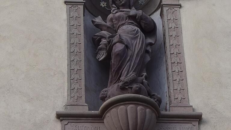 Über das Haus wacht eine Figur der Maria Immaculata. Über das Haus wacht eine Figur der Maria Immaculata.