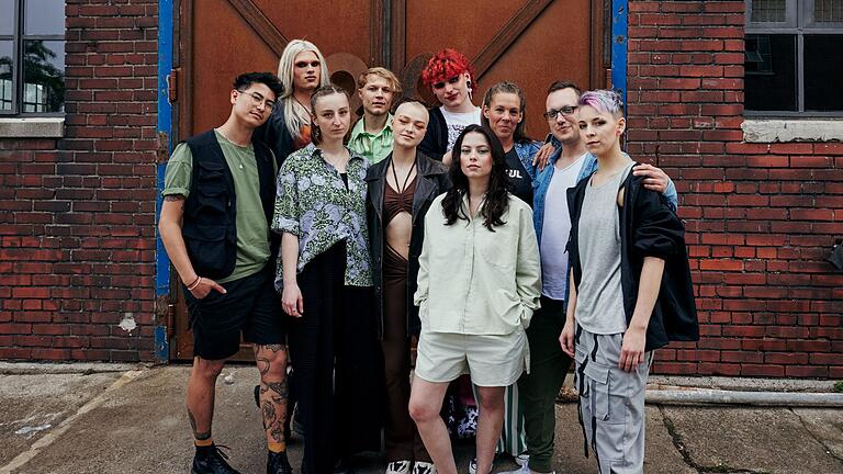 Bei der ZDF-Sendung "Glow Up" ist in der zweiten Staffel auch Kevin aka. Vin aus Würzburg mit dabei. Ob er den großen Sieg holen wird? Bei der ZDF-Sendung "Glow Up" ist in der zweiten Staffel auch Kevin aka. Vin aus Würzburg mit dabei. Ob er den großen Sieg holen wird?