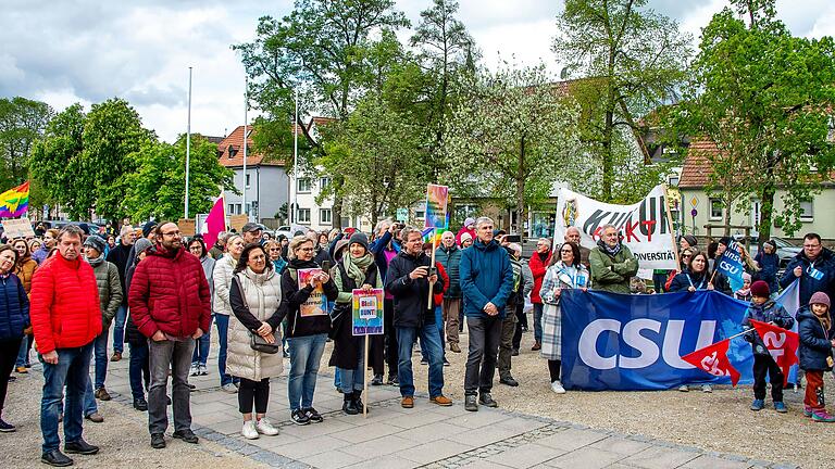 Rund 250 Menschen kamen zur Kundgebung für Demokratie und Freiheit in Schonungen am 20. April auf den Marktplatz.