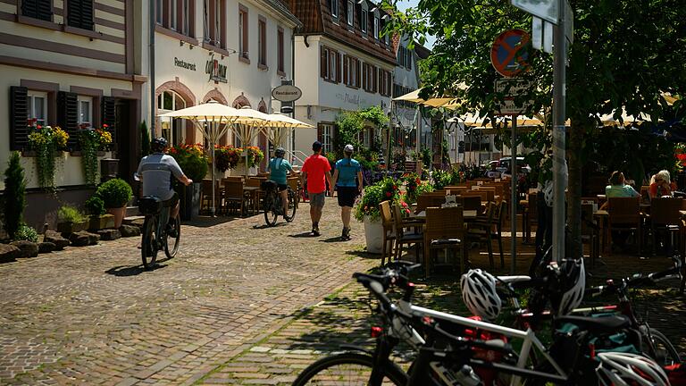 Das Marktheidenfelder Mainufer ist im Sommer bei Einheimischen und Touristen beliebt. Ob die Stadt für freiwillige Leistungen wie die Gestaltung dieses Areals angesichts der angespannten Haushaltslage noch Geld ausgeben kann, ist einer der Diskussionspunkte für den Haushalt 2025.