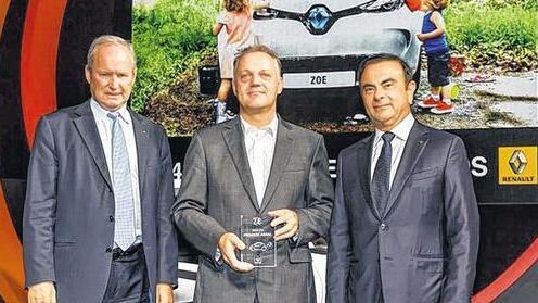 Großer Bahnhof für eine tolle Leistung: Die hohe Auszeichnung, den Renault Z.E. Award, überreichte Jérôme Stoll, Chief Performance Officer Renault an Guido Vorndran (Bildmitte), Geschäftsführer Autohaus Vorndran in Bad Neustadt. Rechts gratulierte noch Carlos Ghosn, Präsident und Chief Executive Officer Renault.