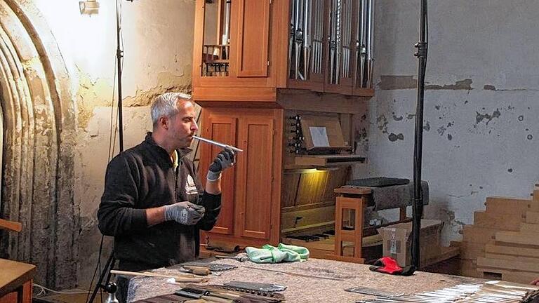 Transfer auf die Insel: Eine kleine Chororgel der Orgelbaufirma Hey wurde in den letzten Wochen in der Kirche von Maldon in England aufgebaut (im Hintergrund). Im Bild Thomas Hey bei der Intonation der Pfeifen. Transfer auf die Insel: Eine kleine Chororgel der Orgelbaufirma Hey wurde in den letzten Wochen in der Kirche von Maldon in England aufgebaut (im Hintergrund). Im Bild Thomas Hey bei der Intonation der Pfeifen.