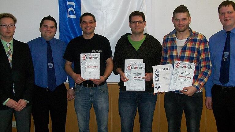 25 Jahre bei der DJK Löhrieth sind Sebastian Vierheilig (Dritter von links), Frank Nöth (Dritter von rechts) sowie Andreas Vierheilig (Zweiter von rechts). Dafür dankten ihnen die Vorsitzenden Jochen Barthel (rechts), Simon Vierheilig (Zweiter von links) und für den DJK-Kreisverband Tim Steinke (links). Es fehlen die Geehrten Christoph und Dominik Werner.