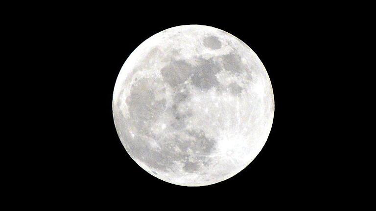 Vollmond       -  Im Jahr 1958 erwog die Führung der Sowjetunion kurzweilig, eine Atombombe auf dem Mond zu zünden.