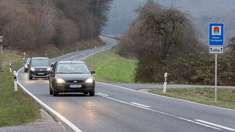 Der Weg, der hier von rechts in die Straße Rieneck-Schaippach einmündet, ist für eine kleinräumige Umgehung während der Fertigstellung der Rienecker Umgehungsstraße im Gespräch.