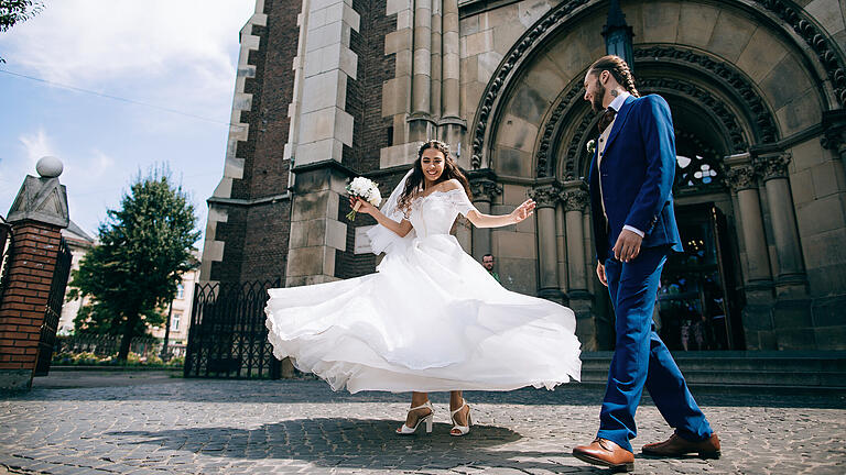 Happy romantic young couple celebrating their marriage       -  Wo finden Brautpaare die perfekte Kirche für ihren großen Tag?