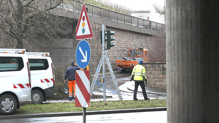 Auf dem Weg in Richtung Autobahn kratzten die Verdächtigen im wahrsten Sinne des Wortes die Kurve: An dieser Ampel in der Veitshöchheimer Straße in Würzburg blieb der BMW der mutmaßlichen Betrüger aus dem Goman-Clan hängen.