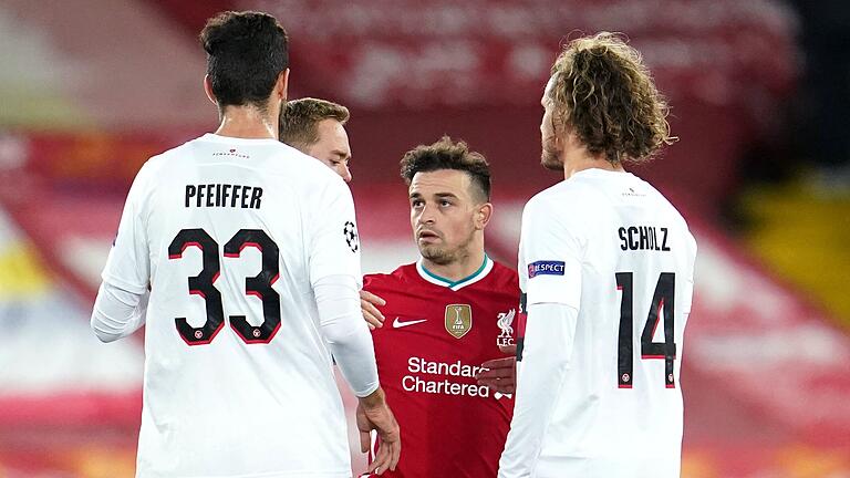 Ein Ex-Würzburger in der Champions League: Luca Pfeiffer (links) hat bei seinem Debüt in der europäischen Königsklasse mit seinem dänischen FC Midtjylland gegen Xherdan Shaqiri (Mitte) und den FC Liverpool 0:2 verloren.&nbsp;