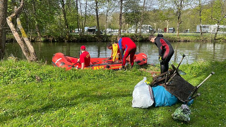 Beim Rama Dama in Bad Kissingen sammelten Erwachsene und Kinder Müll       -  Beim Rama Dama in Bad Kissingen sammelten Erwachsene und Kinder Müll. Sogar ein Boot der DLRG war auf der Saale unterwegs, vorne die Ausbeute.