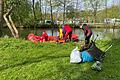 Beim Rama Dama in Bad Kissingen sammelten Erwachsene und Kinder Müll       -  Beim Rama Dama in Bad Kissingen sammelten Erwachsene und Kinder Müll. Sogar ein Boot der DLRG war auf der Saale unterwegs, vorne die Ausbeute.