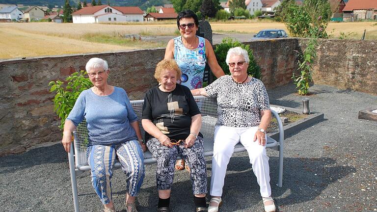 Ortsbeauftragte Gabi Ebert (hinten) und drei Seniorinnen präsentieren die neue Sitzgelegenheit im Friedhof. Foto: Wolfgang Schwarz - Ortsbeauftragte Gabi Ebert (hinten) und drei Seniorinnen präsentieren die neue Sitzgelegenheit im Friedhof. Foto: Wolfgang Schwarz Ortsbeauftragte Gabi Ebert (hinten) und drei Seniorinnen präsentieren die neue Sitzgelegenheit im Friedhof. Foto: Wolfgang Schwarz - Ortsbeauftragte Gabi Ebert (hinten) und drei Seniorinnen präsentieren die neue Sitzgelegenheit im Friedhof. Foto: Wolfgang Schwarz