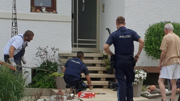 Mit vereinten Kräften gelang es der herbeigerufenen Polizeistreife und den Nachbarn, die Schlange zu fangen. Mit vereinten Kräften gelang es der herbeigerufenen Polizeistreife und den Nachbarn, die Schlange zu fangen.