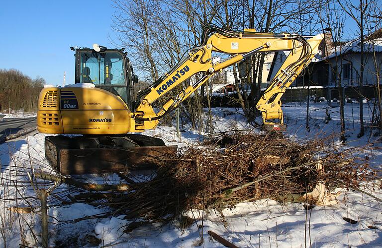 Zur regelmäßigen Grün-Pflegemaßnahme kommt ein Bagger auf das Gleisbett der Steigerwaldbahn, wie hier aktuell auf die Trasse bei Wiesentheid. Der Besitzer, die Firma Gleisrückbau Meißner ist in diesen Tage dabei, die Strecke der Steigerwaldbahn freizuschneiden. Bis Ende Februar ist das noch erlaubt.