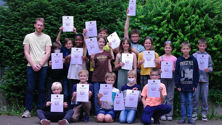 Die kleinen Forscher der Klasse nehmen ihre Urkunden entgegen.