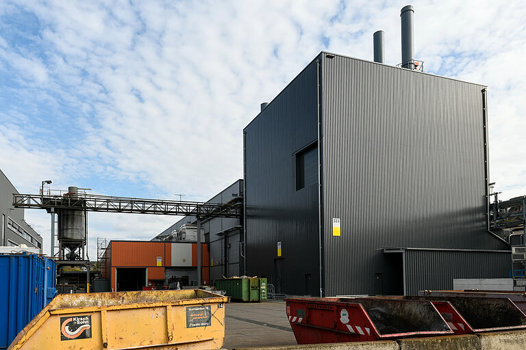 Im neuen Kühlhaus, das auch innen wie ein Hochregallager aussieht, kühlen die Gussformen ab, bevor sie dann geöffnet werden, um die gegossenen Teile herauszuholen. Im neuen Kühlhaus, das auch innen wie ein Hochregallager aussieht, kühlen die Gussformen ab, bevor sie dann geöffnet werden, um die gegossenen Teile herauszuholen.