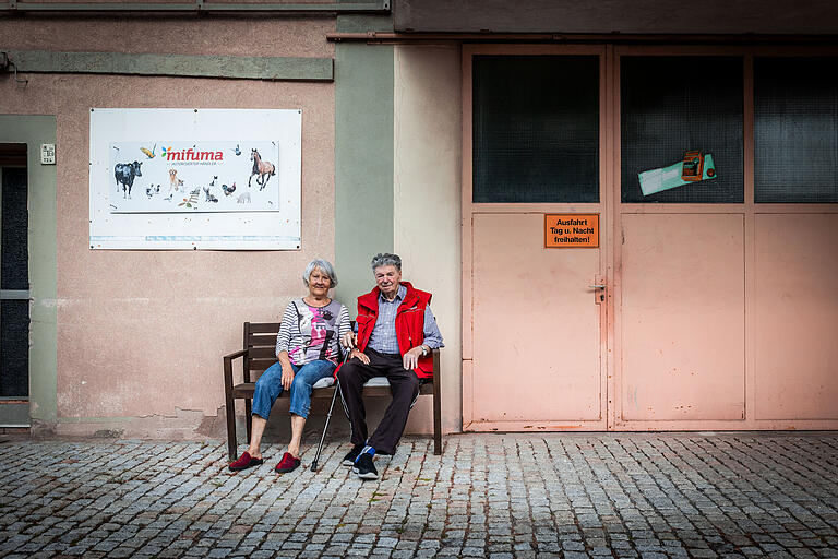 Karin und Lorenz Ortegel sitzen im Juli 2023 vor ihrem Anwesen direkt an der Altach.&nbsp;&nbsp;