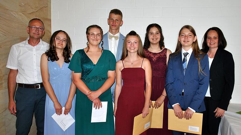 Auszeichnungen für die Besten an der Dr.-Karl-Grünewald-Realschule Bad Königshofen. Das Foto zeigt (von links): Paula Rittweger, Johanna Feuerstein, Lukas Dömling, Helena Walter, Selina Büchs und Luca-Pascal Müller. Sie erhielten Geldpreise von Sven Böttner (links) und Carmen Büttner.