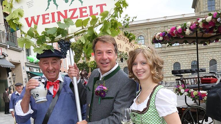 Schlagerstar Patrick Lindner (Mitte) mit Weinprinzessin Lena Kram und Winzer Hubert Drescher.