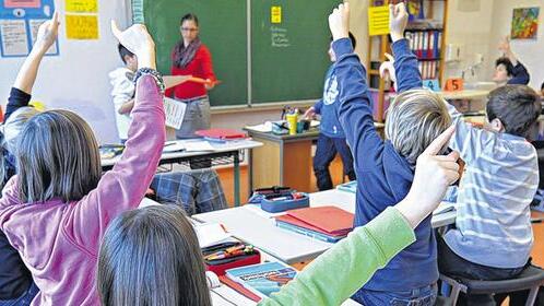 Eifrig: Schüler der Geschwister-Scholl- Schule in Tübingen melden sich am 16. August während des Unterrichts. Die Schule ist ein Schulverbund mit Gymnasium, Realschule und Hauptschule.