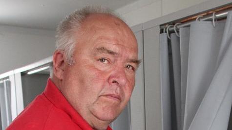 Siegfried Schuldt zeigt die Duschvorhänge, die mal am Po des einen, dann am Po des anderen Campinggastes kleben (Bild links). Gabi und Ralf Bünte an der Entsorgungskloschüssel für Fäkalien (Mitte). Bernd Schubert demonstriert die Höhe der Fenstergriffe (rechts).