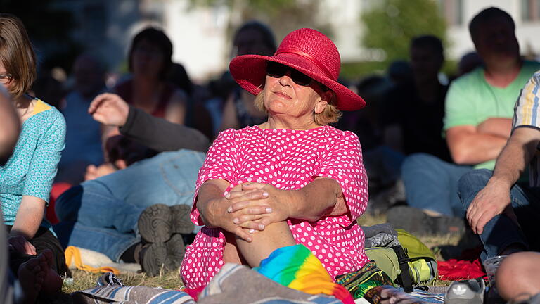 Mehrere Hundert Menschen besuchen am Samstag (30.06.18) das Liedermacher-Festival „Songs an einem Sommerabend“ im Park des Klosters Himmelspforten in Würzburg. Matthias Brodowy führt durch das mehr als 4-stündige Programm.