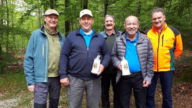 Kleine Abschiedsfeier im Wald. Unser Bild zeigt (von links): Servicestellenleiter Gerd Huber, Waldarbeiter Herbert Rott, Forstbetriebsleiter Ulrich Mergner, Waldarbeiter Hermann Winkler, Personalratsvorsitzender Adalbert Zink