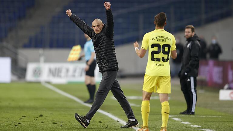 Der erste Sieg als Zweitliga-Cheftrainer: Ralf Santelli bejubelt das 2:1 in Hannover.