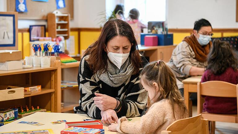 Der Arbeitsalltag in Kindergärten unter Pandemie-Bedingungen verlangt den Leitungen und ihren Teams viel ab. Im Bild vorne: Nicole Arweiler, Leiterin des Maria-Theresia-Kindergartens in Ochsenfurt.