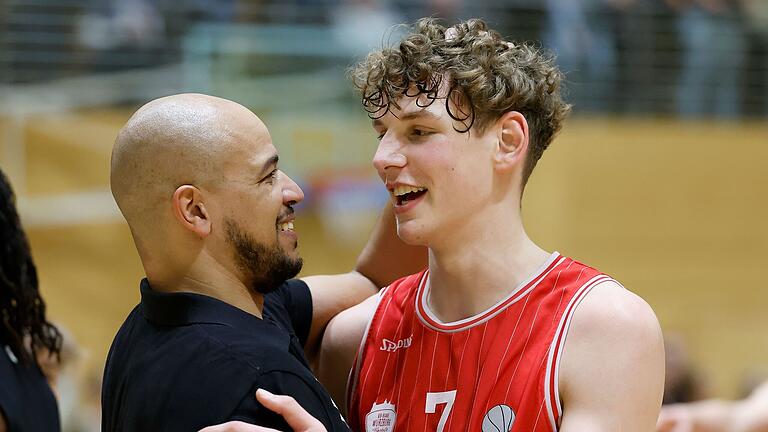 Hannes Steinbach (links) und Akademie-Trainier Alex King jubeln nach einem Sieg des Baskets-Nachwuchses. Für Steinbach läuft aktuell vieles nach Plan.