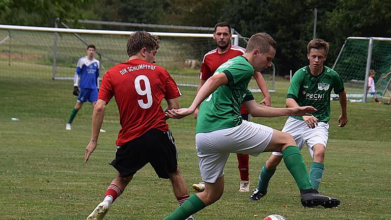 Beim 6:0-Heimsieg kam die DJK Schlimpfhof (in rot) gegen die SG Waldberg/Stangenroth II nur selten zu spät. - Beim 6:0-Heimsieg kam die DJK Schlimpfhof (in rot) gegen die SG Waldberg/Stangenroth II nur selten zu spät. Beim 6:0-Heimsieg kam die DJK Schlimpfhof (in rot) gegen die SG Waldberg/Stangenroth II nur selten zu spät. - Beim 6:0-Heimsieg kam die DJK Schlimpfhof (in rot) gegen die SG Waldberg/Stangenroth II nur selten zu spät.