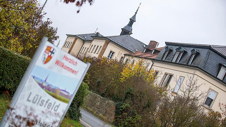 Das ehemalige Klostergebäude in Lülsfeld (Lkr. Schweinfurt) ist der Sitz der Gemeinschaft 'Go&amp;Change'. Nach der Verurteilung des Gurus Kai K. wünschen sich die Menschen im Ort, dass der Name der Gemeinde aus den Schlagzeilen kommt.