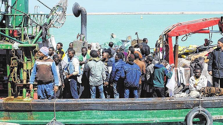 Flucht und dann? So viel Glück wie diese Afrikaner hatten die meisten Insassen des Schiffes nicht, das am Wochenende vor der libyschen Küste sank. Unser Bild entstand am Donnerstag im tunesischen Hafen Zarzis. Auch diese Flüchtlinge wollten von Libyen nach Lampedusa. 82 Personen wurden von tunesischen Fischern aus Seenot gerettet.