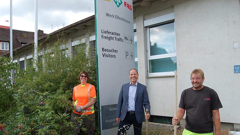 Bürgermeister Krumm (Mitte) fühlt sich gut in seinem Amt angekommen. Er hofft auf eine Wiederbelebung des Schaeffler-Areals durch andere Betriebe. Bei der Grünpflege im Dorf engagieren sich die neuen Bauhof-Mitarbeiter Jutta Schlereth und Bernhard Beck.  Wolfgang Dünnebier       -  Bürgermeister Krumm (Mitte) fühlt sich gut in seinem Amt angekommen. Er hofft auf eine Wiederbelebung des Schaeffler-Areals durch andere Betriebe. Bei der Grünpflege im Dorf engagieren sich die neuen Bauhof-Mitarbeiter Jutta Schlereth und Bernhard Beck.  Wolfgang Dünnebier