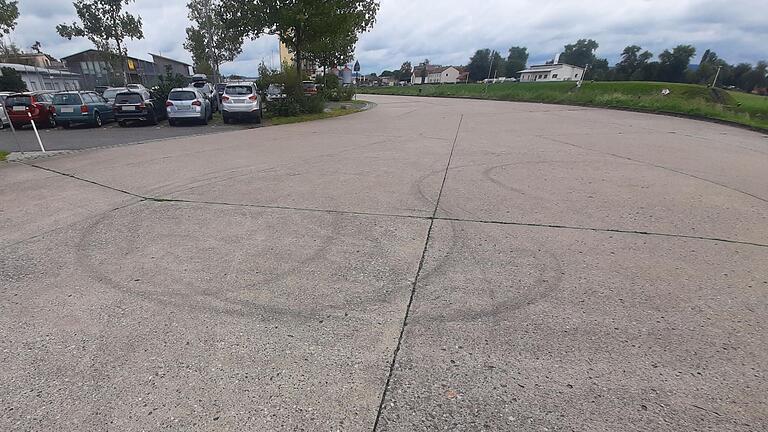 Diese Reifenspuren hinterließ ein 'Auto-Drifter' Ende Dezember vergangenen Jahres im Haßfurter Hafen. Auch acht Monate später sind die Spuren noch zu sehen.