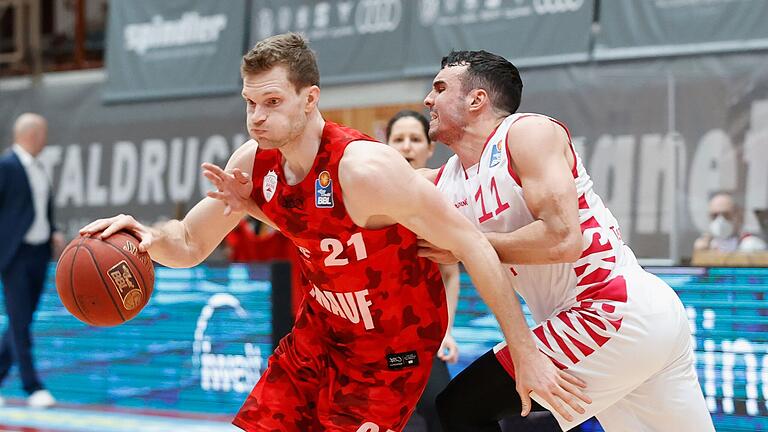 Heute in getauschten Rollen: Florian Koch (links) spielte damals für die Würzburg Baskets, jetzt steht er für die Telekom Baskets Bonn auf der Platte.