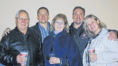 Wieder mal zu Besuch in Schweinfurt: Die Eishockey-Familie Fiesel (von links): Vater Mervin, Bobby, Mutter Barbara, Jamie und Schwester Pamela. Wieder mal zu Besuch in Schweinfurt: Die Eishockey-Familie Fiesel (von links): Vater Mervin, Bobby, Mutter Barbara, Jamie und Schwester Pamela.