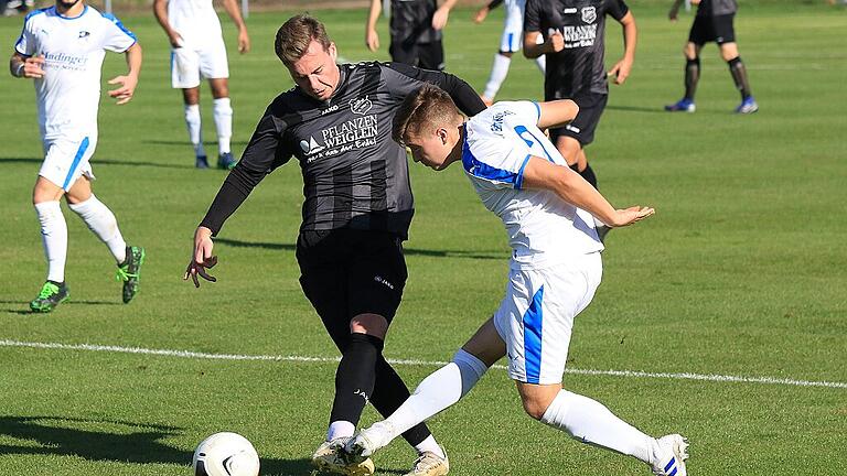 In größter Not: Luca Fischer (FC Geesdorf) versucht, den Euerbacher Luis Hiltl (weißes Trikot) zu stören.