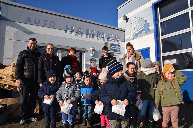 Zum Abschied erhielt jedes Kind eine Geschenktüte. Die Erwachsenen von links: Uwe und Kathleen Hammer sowie Claudia Mödl, Luca Gwozdz und Lisa Mathes vom BRK-Kinderhaus s.Oliver Mini Club. Zum Abschied erhielt jedes Kind eine Geschenktüte. Die Erwachsenen von links: Uwe und Kathleen Hammer sowie Claudia Mödl, Luca Gwozdz und Lisa Mathes vom BRK-Kinderhaus s.Oliver Mini Club.