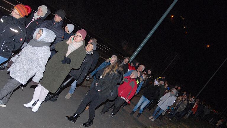 Montagabend in Kitzingen: Teilnehmerinnen und Teilnehmer der siebten angemeldeten Corona-Maßnahmen-Demonstration.