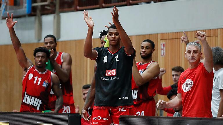 Jubel bei Elijah Ndi (Mitte) und seinem Team auf der Bank nach einem erfolgreichen Dreier: Die Würzburg Baskets gewinnen zur Saisoneröffnung in der tectake-Arena das Testspiel gegen ratiopharm Ulm.