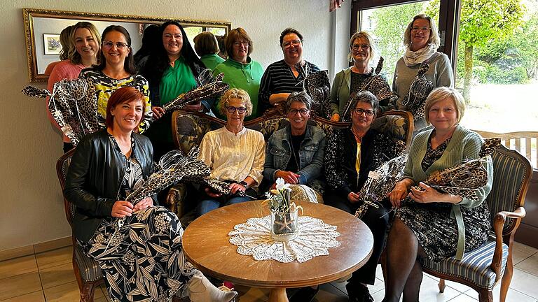 Auf dem Foto hinten von links: Celine Mildner, Agnes Dietz, Delia Krisam, Sonja Müller, Rajna Schuck, Andrea Hein, Babett Preiß;&nbsp; vorne von links: Renata Reisch, Edda Vogt, Elke Müller, Ilona Goldbach, Natalja Kastner.