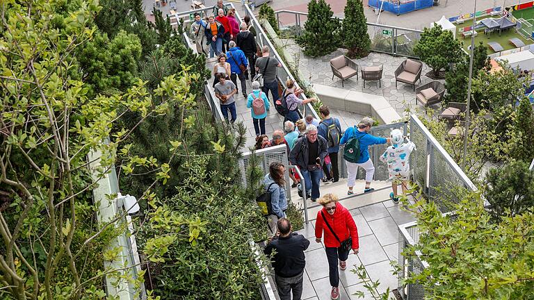 Grüner Bunker in St. Pauli nun für alle offen       -  Auf dem Bergpfad in luftige Höhe