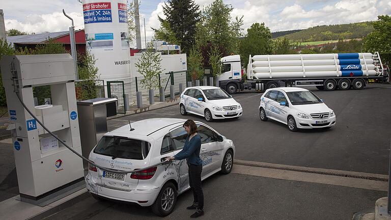 An der Autobahn-Tankstelle der A3 in Geiselwind gibt es schon seit 2015 eine Wasserstoff-Tankstelle, es war die erste in Deutschland. An der Autobahn-Tankstelle der A3 in Geiselwind gibt es schon seit 2015 eine Wasserstoff-Tankstelle, es war die erste in Deutschland.