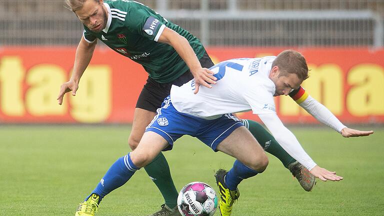 Es könnte wieder ein zäher Ringkampf werden: Kapitän Simon Schmidt (rechts) will mit der Aschaffenburger Viktoria erneut dem FC 05 Schweinfurt (links Kristian Böhnlein) ein Bein stellen. Es könnte wieder ein zäher Ringkampf werden: Kapitän Simon Schmidt (rechts) will mit der Aschaffenburger Viktoria erneut dem FC 05 Schweinfurt (links Kristian Böhnlein) ein Bein stellen.