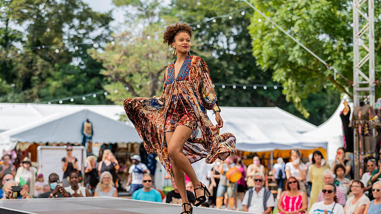 Viele Menschen besuchen am Freitag 13.08.21 das Africa Festival auf den Mainwiesen in Würzburg.